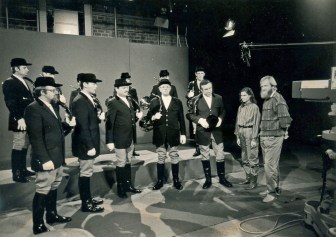 Der Kurpfälzer Jagdhornbläserkreis am Hubertustag 1989 im Fernsehstudio Baden-Baden (links außen Norbert Breusch, rechts außen Reinhold Stief bei der Moderation). 