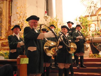 Die Jagdhornbläser Kraichgau-Steinsberg bei einer     Hubertusmesse in der kath. Kirche Eppingen-Elsenz im Jahr 2010 (vorne Norbert     Breusch), Foto: Tim Kegel, Rhein-Neckar-Zeitung.